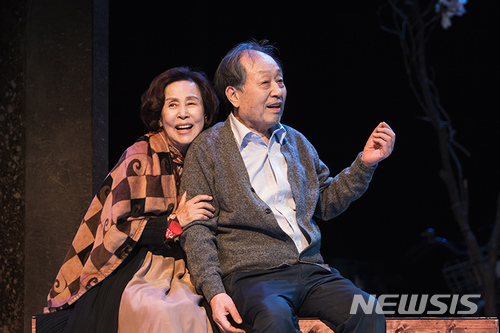 【의정부=뉴시스】배성윤 기자 = 의정부예술의전당은 신구, 손숙 주연의 연극 '장수상회'를 오는 23일과 24일 양일간 선보인다고 11일 밝혔다. 사진은 '장수상회'의 한 장면. 2018.02.11.(사진=의정부예술의전당 제공) photo@newsis.com