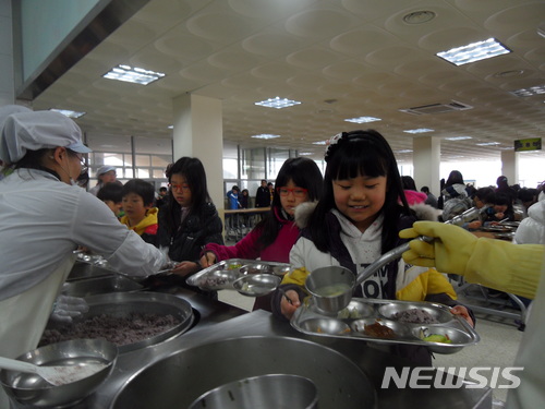 학교급식 빌미 금품수수 영양교사 25명 중징계