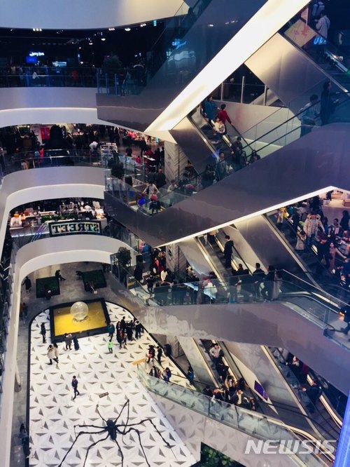 【대구=뉴시스】이통원 기자 = 11일 오후 대구 동구 신세계백화점을 찾은 시민들의 발걸음이 이어졌다. 2018.02.11.tong@newsis.com