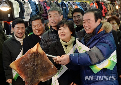 【전주=뉴시스】강명수 기자 = 11일 조배숙 민주평화당 대표와 장병완 원내대표 등 당 지도부가 전북 전주시 남부시장에서 설 장보기 행사를 진행하며 홍어를 구입하고 있다. 2018.02.11.  smister@newsis.com