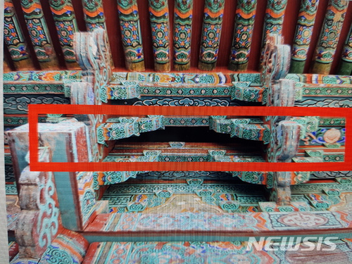 【포항=뉴시스】강진구 기자 = 경북 포항시는 11일 오전 5시3분께 발생한 규모 4.6지진으로 도지정문화재인 보경사 대웅전의 법당 내부에서 균열이 발생한 것으로 파악됐다고 밝혔다.사진은 보경사 대웅전 목조 부자재에 뒤틀림 현상으로 틈이 발생했다.2018.02.11.(사진=보경사 제공)&nbsp;&nbsp; photo@newsis.com