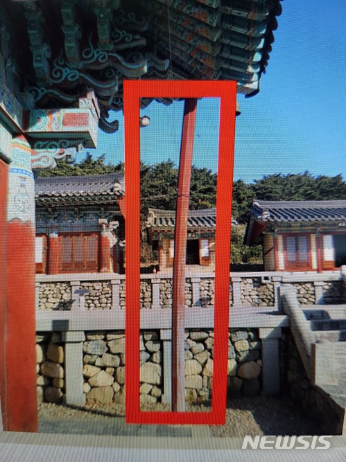【포항=뉴시스】강진구 기자 = 경북 포항시는 11일 오전 5시3분께 발생한 규모 4.6지진으로 도지정문화재인 보경사 대웅전의 법당 내부에서 균열이 발생한 것으로 파악됐다고 밝혔다.사진은 추녀 밑을 받치는 보조기둥인 활주가 평소 안쪽으로 형성돼 있었으나 이번 지진으로 바깥쪽으로 크게 휘어졌다.2018.02.11.(사진=보경사 제공)&nbsp;&nbsp; photo@newsis.com