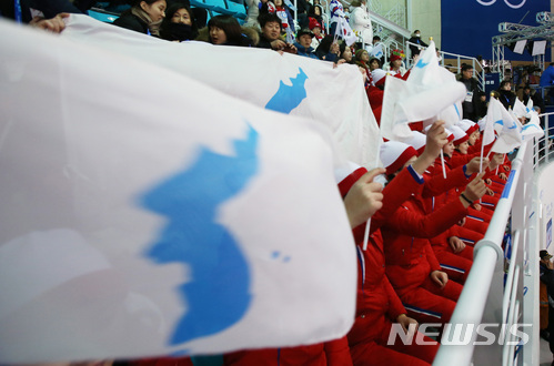【강릉=뉴시스】김경목 기자 = 더타임스는 10일 평창동계올림픽 개막식 때 남북한 선수단이 들고 입장했던 한반도기에 그려진 제주도를 설명하면서 “일본이 소유한 섬”이라고 보도했다. 10일 오후 북한 응원단이 강원 강릉시 관동하키센터에서 여자아이스하키 남북 단일팀(코리아팀)이 강호 스위스를 맞아 싸우는 시합에서 열띤 응원을 펼치고 있다. 2018.02.11.&nbsp; photo31@newsis.com