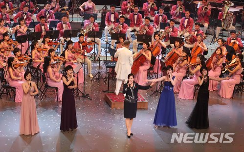 【서울=뉴시스】현송월 삼지연 관현악단장이 11일 오후 서울 중구 국립중앙극장에서 '백두와 한나는 내 조국'을 부르고 있다. 2018.02.11. amin2@newsis.com