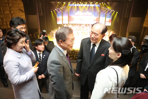 【서울=뉴시스】문재인 대통령이 11일 오후 서울 중구 국립중앙극장에서 삼지연 관현악단을 비롯한 북한 예술단의 공연을 관람을 마친 후 김영남 최고인민회의 상임위원장, 김여정 노동당 중앙위원회 제1부부장과 대화를 나누고 있다. 2018.02.11. amin2@newsis.com