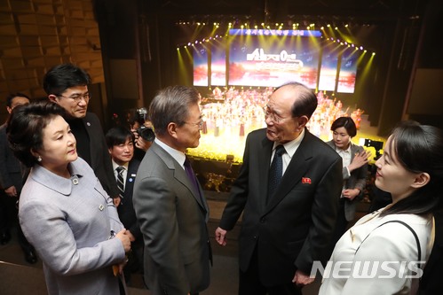 【서울=뉴시스】 문재인 대통령은 4일 비영리 국제민간조직 '국제사회 원로들의 모임'(엘더스·The Elders)으로부터 북핵문제 해결을 위한 우리 정부의 노력을 높이 평가하고 지지하는 서한을 받았다고 김의겸 청와대 대변인이 전했다. 사진은 문 대통령이 지난 2월 11일 오후 서울 중구 국립중앙극장에서 삼지연 관현악단 공연 관람을 마친 후 김영남 최고인민회의 상임위원장과 대화하는 모습이다. 오른쪽은 김정은 위원장의 친동생 김여정 노동당 중앙위 제1부부장이다. 2018.02.11. amin2@newsis.com