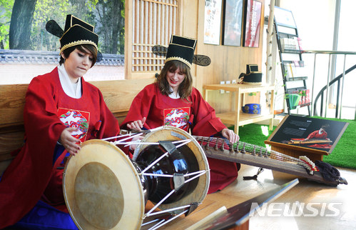 【서울=뉴시스】서초구 국악체험관에서 외국인들이 국악을 즐기는 모습. (사진 = 서초구 제공) photo@newsis.com 