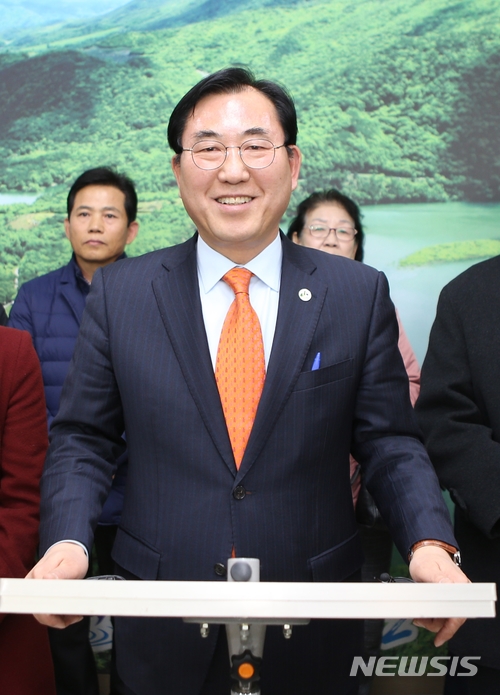 【괴산=뉴시스】김재광 기자 = 나용찬 충북 괴산군수는 12일 오전 괴산군청 브리핑실에서 기자회견을 열고 오는 6·13 지방선거에 무소속 괴산군수 후보로 나서겠다고 밝혔다.2018.02.12.(사진=괴산군 제공)&nbsp; photo@newsis.com 