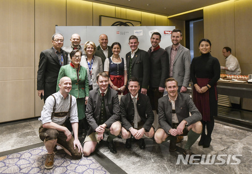 【서울=뉴시스】 오스트리아 관광청, 잘츠부르크주 관광청, 티롤주 관광청, 케른텐주 관광청 등 관계자들이 지난 9일 서울 종로구 새문안로 포시즌스 서울에서 포즈를 취했다. (사진=오스트리아 관광청 제공)