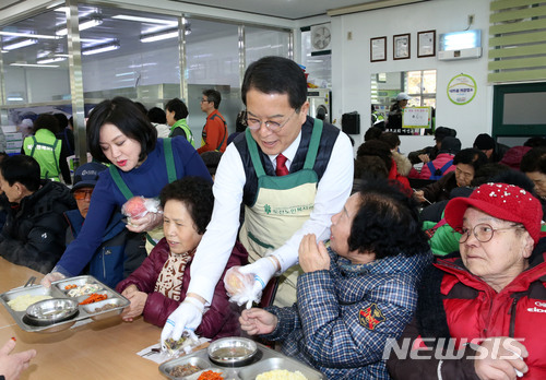 【울산=뉴시스】안정섭 기자 = 울산 남구는 19일 구청장실에서 도산노인복지관 증축을 위한 실시설계 용역 착수보고회를 개최했다고 밝혔다. 사진은 지난 12일 도산노인복지관에서 열린 설맞이 특식행사 모습. 2018.02.19. (사진=울산 남구 제공) photo@newsis.com