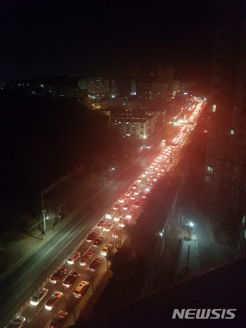 【포항=뉴시스】강진구 기자 = 지난 11일 오전 6시께 경북 포항시 우창동 일대 도로가 포항을 떠나려는 차량들로 북새통을 이루고 있다.2018.02.12.(사진=독자제공) photo@newsis.com