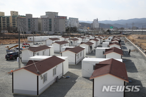 【포항=뉴시스】강진구 기자 = 경북 포항시(시장 이강덕)는 지진 이재민의 주거안정을 위해 조성된 희망보금자리 단지에 대한 입주가 본격화되고 있다고 12일 밝혔다.사진은 이번에 흥해초등학교 인근에 조성된 희망보금자리 단지 전경.2018.02.12.(사진=포항시 제공) photo@newsis.com
