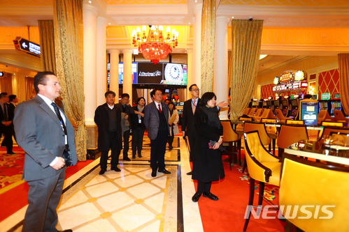 【제주=뉴시스】제주도의회 문화관광스포츠위원회가 지난 9일 람정제주개발㈜이 랜딩카지노 영업장의 이전을 추진 중인 제주신화월드 내부를 둘러보고 있다. 2018.02.09. (사진=제주특별자치도의회 제공)