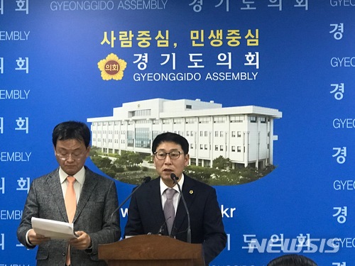 【수원=뉴시스】 박다예 기자 = 12일 오후 수원 경기도의회 브리핑룸에서 김영환 경기도의회 더불어민주당 의원이 무상교복 관련 기자회견을 열고 있다. 2018.02.12. pdy@newsis.com