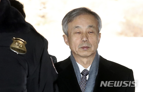 【서울=뉴시스】최진석 기자 = 이명박 정부 시절 국가정보원 대북공작금을 받고 김대중 전 대통령 뒷조사에 협조했다는 혐의를 받고 있는 이현동 전 국세청장이 지난해 2월12일 오전 서초구 서울중앙지법에서 열린 구속 전 피의자 심문(영장실질심사)에 출석하고 있다. 2018.02.12. myjs@newsis.com