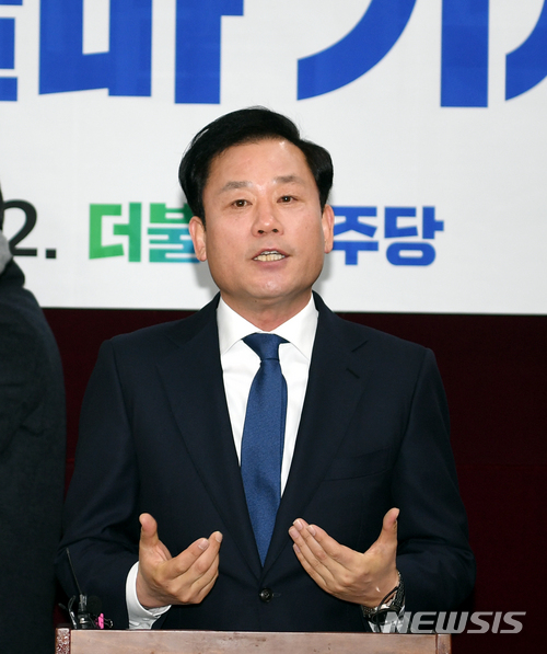 【광주=뉴시스】배동민 기자 = 송갑석 전 문재인 대통령 후보 비서실 부실장이 지난 2월12일 오전 광주 서구 치평동 시의회 3층 브리핑 룸에서 기자회견을 열고 오는 6·13 전국동시지방선거와 동시에 치러지는 국회의원 재선거에서 광주 서구갑 출마를 선언했다. 2018.02.12. guggy@newsis.com