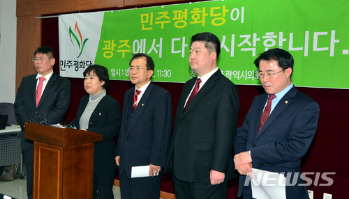 【광주=뉴시스】류형근 기자 = 민주평화당 조배숙 대표와 김경진 의원, 윤영일 최고위원 등이 12일 오전 광주 서구 광주시의회 3층 브리핑룸에서 "광주에서 다시 시작합니다"라는 내용으로 기자회견을 하고 있다. 2018.02.12.&nbsp; hgryu77@newsis.com