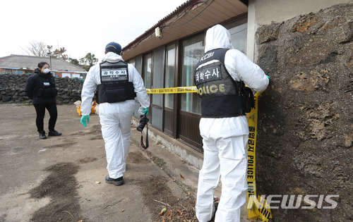 【제주=뉴시스】우장호 기자 = 제주에 관광온 20대 여성이 숨진채 발견된 가운데 12일 오전 제주시 구좌읍의 한 폐가에 제주지방경찰청 소속 과학수사대가 출동해 관련 수사를 하고 있다. 2018.02.12.woo1223@newsis.com