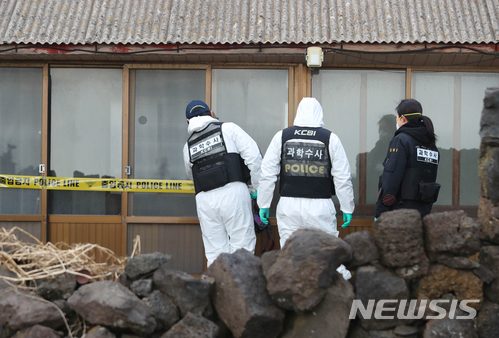 【제주=뉴시스】우장호 기자 = 제주에 관광온 20대 여성이 숨진채 발견된 가운데 12일 오전 제주시 구좌읍의 한 폐가에 제주지방경찰청 소속 과학수사대가 출동해 관련 수사를 하고 있다. 경찰은 여성이 묵던 게스트하우스 관리인 B(33)씨를 유력한 용의자로 보고 뒤를 쫒고 있다. 2018.02.12.woo1223@newsis.com