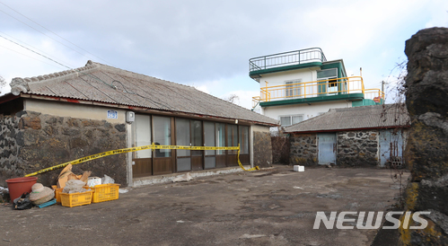 【제주=뉴시스】우장호 기자 = 지난 11일 제주에 관광온 20대 여성이 숨진채 발견된 가운데 12일 오전 제주시 구좌읍의 한 폐가에 제주지방경찰청 소속 과학수사대가 출동해 관련 수사를 하고 있다. 경찰은 여성이 묵던 게스트하우스 관리인 B(33)씨를 유력한 용의자로 보고 뒤를 쫒고 있다. 오른쪽 옆으로 여성이 묵었던 게스트하우스가 보인다. 2018.02.12.woo1223@newsis.com