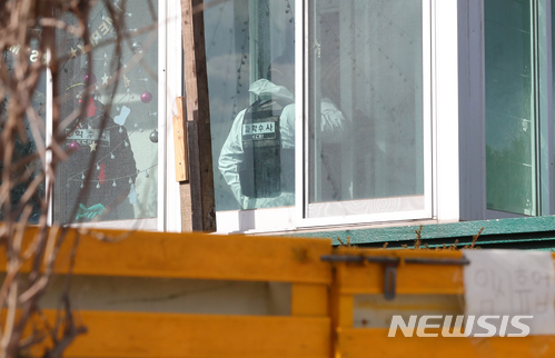 【제주=뉴시스】우장호 기자 = 지난 11일 제주에 관광온 20대 여성이 숨진채 발견된 가운데 12일 오전 제주시 구좌읍의 한 게스트하우스에 제주지방경찰청 소속 과학수사대가 출동해 관련 수사를 하고 있다. 경찰은 여성이 묵던 게스트하우스 관리인 B(33)씨를 유력한 용의자로 보고 뒤를 쫒고 있다. 2018.02.12.woo1223@newsis.com