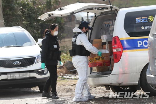 【제주=뉴시스】우장호 기자 = 지난 10일 제주에 관광온 20대 여성이 숨진채 발견된 가운데 12일 오전 제주시 구좌읍의 한 폐가에 제주지방경찰청 소속 과학수사대가 출동해 관련 수사를 하고 있다. 경찰은 여성이 묵던 게스트하우스 관리인 B(33)씨를 유력한 용의자로 보고 뒤를 쫒고 있다. 2018.02.12.woo1223@newsis.com