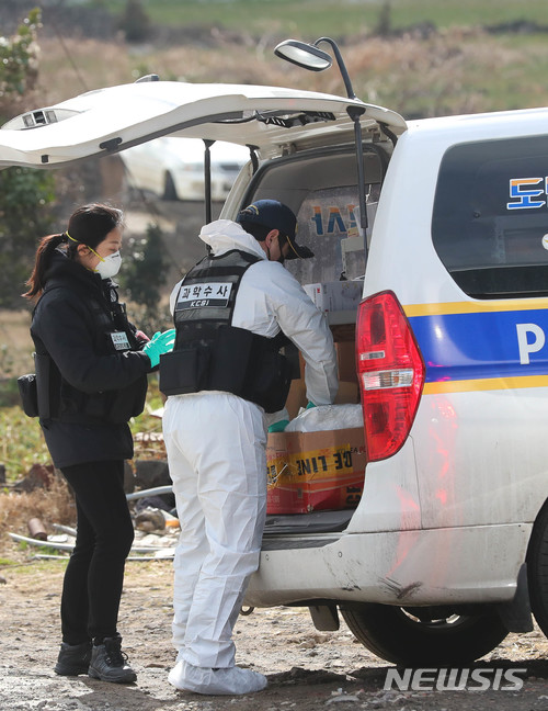 【제주=뉴시스】우장호 기자 = 지난 11일 제주에 관광온 20대 여성이 숨진채 발견된 가운데 12일 오전 제주시 구좌읍의 한 폐가에 제주지방경찰청 소속 과학수사대가 출동해 관련 수사를 하고 있다. 경찰은 여성이 묵던 게스트하우스 관리인 B(33)씨를 유력한 용의자로 보고 뒤를 쫒고 있다. 2018.02.12. woo1223@newsis.com