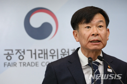 【세종=뉴시스】강종민 기자 =김상조 공정거래위원장은 지난 2월12일 오전 정부세종청사에서 가습기 살균제를 제조·판매하면서 인체 안전과 관련된 정보를 은폐·누락하고 안전과 품질을 확인받은 제품인 것처럼 허위로 표시·광고한 SK케미칼과 애경산업, 이마트에 시정명령과 총 1억3400만원의 과징금을 부과하고, SK케미칼 법인과 전직 대표이사 2명, 애경 법인과 전직 대표이사 2명에 대해서는 검찰에 고발하기로 했다고 밝히고 있다. 2018.02.12. ppkjm@newsis.com
