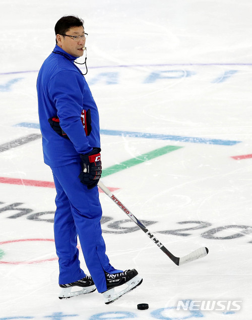 【강릉=뉴시스】추상철 기자 = 백지선 대한민국 아이스하키 대표팀 감독이 12일 오전 강원 강릉하키센터에서 대표팀 훈련을 지켜보고 있다. 대한민국 아이스하키 대표팀은 오는 15일 체코와 조별 예선 경기를 치른다. 2018.02.12. scchoo@newsis.com