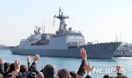 【부산=뉴시스】 대한민국 해군 청해부대 26진 문무대왕함(DDH-Ⅱ·4400t급)이 6번째 파병길에 올랐다. 12일 부산 남구 해군작전사령부 부산작전기지에서 청해부대원이 출항에 앞서 가족들과 작별인사를 하고 있다.&nbsp; 청해부대 26진은 함 승조원을 비롯해 특수전(UDT/SEAL) 요원으로 구성된 검문검색대와 해상작전헬기 LYNX를 운용하는 항공대, 해병대, 의무요원 등으로 구성된 경계·지원대 등 300여 명으로 편성됐으며, 오는 8월 중순까지 소말리아 아덴만 해역에서 선박 호송과 해적 퇴치 등 우리 선박의 안전항해를 지원할 계획이다. 2018.02.12. photo@newsis.com 