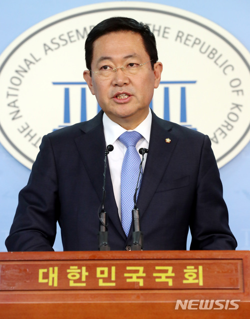 【서울=뉴시스】박영태 기자 = 박남춘 더불어민주당 최고위원이 12일 오후 서울 영등포구 여의도 국회 정론관에서 더불어민주당 인천시당위원장 사퇴 기자회견을 하고 있다. 2018.02.12.since1999@newsis.com