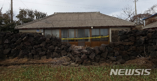【제주=뉴시스】우장호 기자 = 제주에 관광온 20대 여성이 숨진채 발견된 가운데 12일 오전 제주시 구좌읍의 한 폐가에 폴리스라인이 둘러져 있다. 경찰은 여성이 묵던 게스트하우스 관리인 B(33)씨를 유력한 용의자로 보고 뒤를 쫒고 있다. 2018.02.12.woo1223@newsis.com
