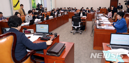 【서울=뉴시스】박영태 기자 = 12일 오후 서울 영등포구 여의도 국회에서 진행된 여성가족위원회 전체회의를 남인순 위원장이 회의를 주재하고 있다. 2018.02.12.since1999@newsis.com