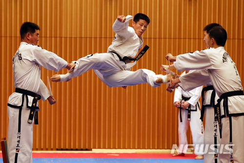 【서울=뉴시스】 사진공동취재단 = 평창동계올림픽 개막에 맞추어 남으로 내려온 북한 태권도 시범단이 12일 서울시청 다목적홀에서 남쪽 태권도 시범단과 함께 남북 태권도 합동 시범 공연을 펼치고 있다. 2018.02.12 photo@newsis.com