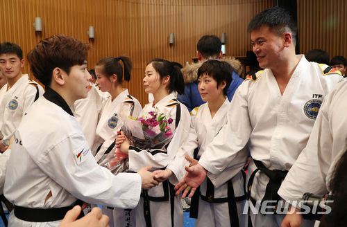 【서울=뉴시스】 사진공동취재단 = 평창동계올림픽 개막에 맞추어 남으로 내려온 북한 태권도 시범단이 12일 서울시청 다목적홀에서 남쪽 태권도 시범단과 함께 남북 태권도 합동 시범 공연 후 악수하고 있다. 2018.02.12 photo@newsis.com