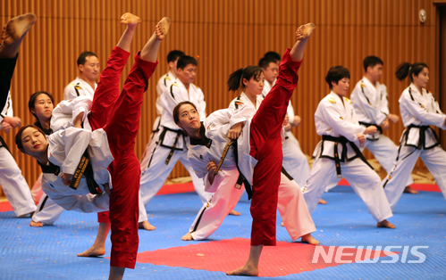【서울=뉴시스】 사진공동취재단 = 평창동계올림픽 개막에 맞추어 남으로 내려온 북한 태권도 시범단이 12일 서울시청 다목적홀에서 남쪽 태권도 시범단과 함께 남북 태권도 합동 시범 공연을 펼치고 있다. 2018.02.12 photo@newsis.com