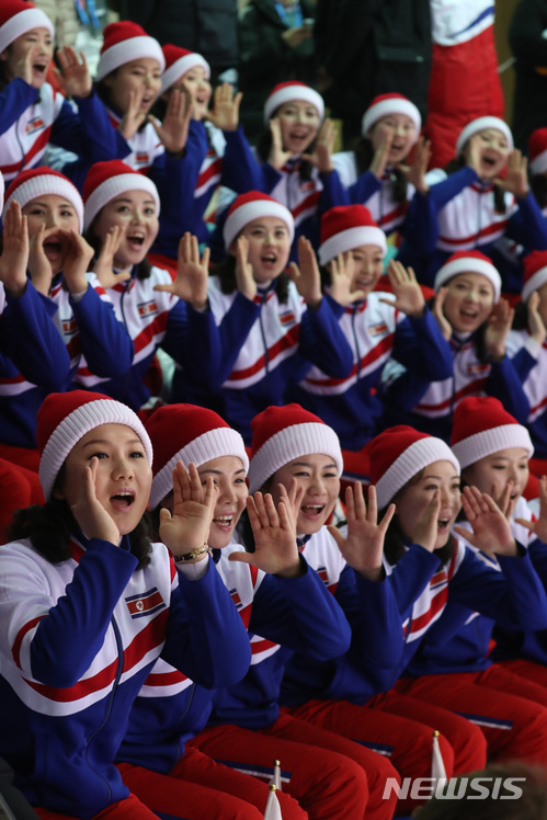 【강릉=뉴시스】추상철 기자 = 12일 오후 강원 강릉 관동하키센터에서 열린 여자 아이스하키 B조 조별 예선 2차전 남북 단일팀과 스웨덴의 경기, 북한 응원단이 응원전을 펼치고 있다. 2018.02.12. scchoo@newsis.com 