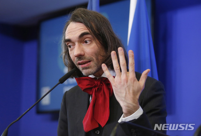 [파리=AP/뉴시스] 프랑스 집권 '레퓌블리크 앙마르슈(LREM·전진하는 공화국)'는 파리시장 출마를 강행한 세드리크 빌라니 하원의원을 출당시키겠다고 밝혔다. 빌라니는 수학계의 노벨상이라 불리는 '필즈상' 수상자로 장발에 커다란 리본 넥타이, 거미 모양 브로치 장식으로 유명한 인물이기도 하다. 사진은 2018년 교육부 장관의 컨퍼런스에 참여한 빌라니 의원의 모습. 2020.1.28.