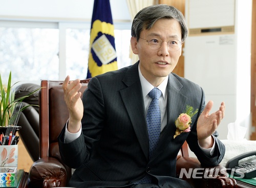 【전주=뉴시스】윤난슬 기자 = 13일 오전 전북 전주시 덕진동 전주지방법원에서 제50대 전주지방법원장으로 취임한 한승(55·사법연수원 17기) 신임 법원장이 전북법조기자단과 간담회를 갖고 있다. 2018.02.13. yns4656@newsis.com