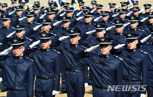 【청주=뉴시스】인진연 기자 = 13일 공군사관학교 성무연병장에서 열린 70기 공군사관생도 입학식에서 생도들이 경례를 하고 있다. 70기 예비생도 199명(외국 수탁생도 5명 포함)은 보라매 결의 행사를 시작으로 4주간의 강도 높은 훈련을 성공적으로 마치고 이날 입학식을 통해 정식 생도로서 첫 걸음을 내딛었다. 2018.02.13 inphoto@newsis.com