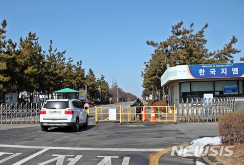 【군산=뉴시스】고석중 기자 = 한국지엠(GM)이 13일 가동중단을 공식 발표한 전북 군산공장 정문 전경, 군산공장은 지난해 2월부터 준중형 세단인 '올 뉴 크루즈(All New Cruze)를 생산에 나섰으나 판매실적 저조로 어려움을 겪어왔다. 2018.02.13.&nbsp; k9900@newsis.com 