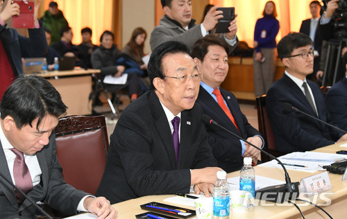 【안동=뉴시스】류상현 기자 =  김관용 경북도지사가 13일 오전 대구시청에서 열린 자유한국당 대구경북 안전 및 생활점검회의에서 동해안에 국립지진방재연구원와 원자력해제연구원의 설립 필요성을 역설하고 있다. 2018.02.13 (사진=경북도 제공)  photo@newsis.com 