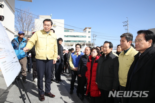 【포항=뉴시스】강진구 기자 = 정세균 국회의장이 13일 오전 경북 포항시 흥해읍 지진피해를 방문해 국회차원에서 적극적인 지원을 약속했다.사진은 정 의장은 이날 지진으로 아파트가 기울어진 흥해읍 대성아파트 현장에서 지진피해현황을 청취하고 있다.2018.02.13.(사진=포항시 제공) photo@newsis.com
