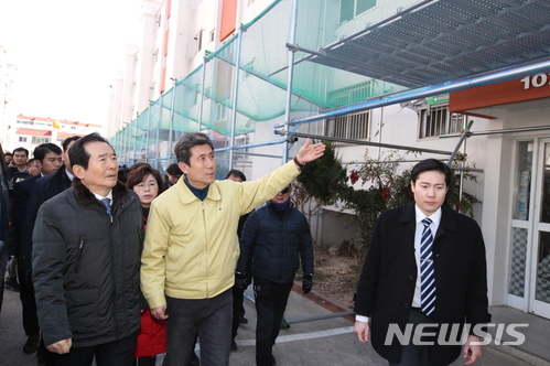 【포항=뉴시스】강진구 기자 = 정세균 국회의장이 13일 오전 경북 포항시 흥해읍 지진피해를 방문해 국회차원에서 적극적인 지원을 약속했다.사진은 정 의장은 이날 지진으로 아파트가 기울어진 흥해읍 대성아파트를 둘러보고 있다.2018.02.13.(사진=포항시 제공) photo@newsis.com