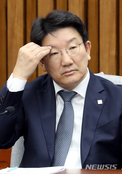 【서울=뉴시스】이종철 기자&nbsp; = 지난 2월13일 오전 서울 여의도 국회 본청에서 열린 자유한국당 원내대책회의에서 권성동 법사위원장이 곤혹스러운 표정을 하고 있다. 2018.02.13.&nbsp; jc4321@newsis.com