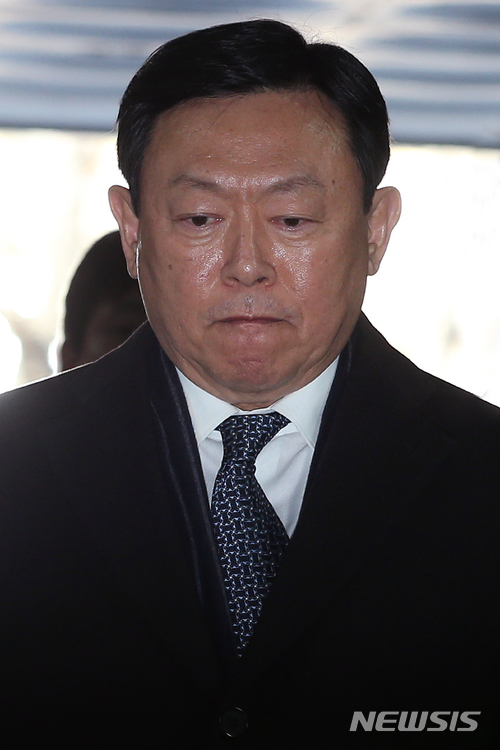 【서울=뉴시스】박진희 기자 = '최순실 국정농단 사건'과 관련해 뇌물공여 혐의를 받는 신동빈 롯데그룹 회장이 13일 오후 서울 서초구 서울중앙지법에서 열린 1심 선고공판에 출석하고 있다. 2018.02.13. photo@newsis.com