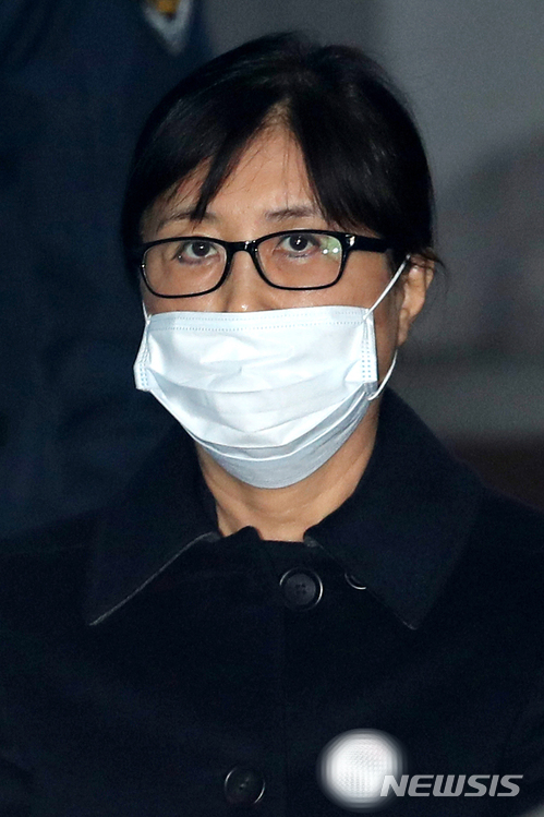 【서울=뉴시스】박진희 기자 = 비선실세 최순실씨가 지난 2월13일 오후 서울 서초구 서울중앙지법에서 열린 1심 선고공판에 출석하기 위해 법정으로 향하고 있다. 2018.02.13.photo@newsis.com