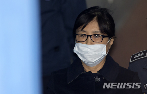 【서울=뉴시스】박진희 기자 = 최순실씨가 지난 2월13일 서울 서초구 서울중앙지법에서 열린 국정농단 1심 선고 공판에 출석하고 있다. 2018.02.13.photo@newsis.com