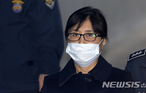 【서울=뉴시스】박진희 기자 = '국정농단 사건' 핵심인 최순실이 지난달 13일 서울 서초구 서울중앙지법에서 열린 1심 선고 공판에 출석하고 있다. 2018.02.13.photo@newsis.com