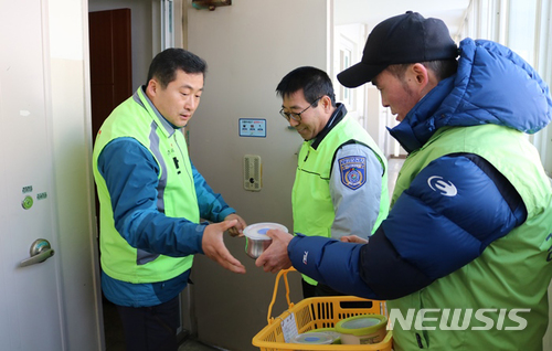 【광주=뉴시스】이창우 기자 = 13일 금호고속 사회봉사단이 전남 목포 상리사회복지관과 인근 독거노인들을 대상으로 무료급식 배식과 도시락 배달 봉사활동을 펼치고 있다. 2018.02.13 (사진=금호고속 제공) lcw@newsis.com